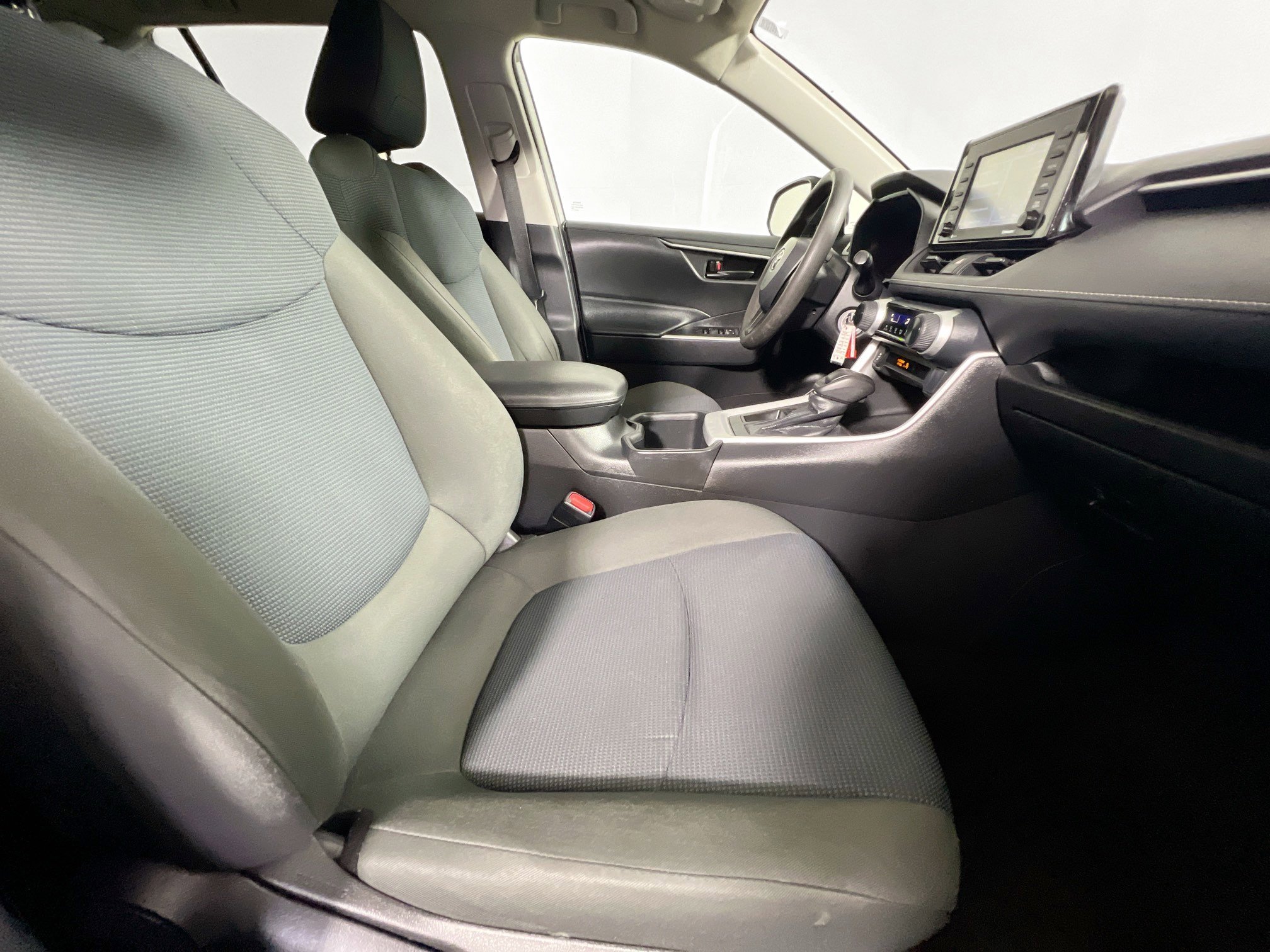 Used 2022 Toyota RAV4 LE FWD image 28