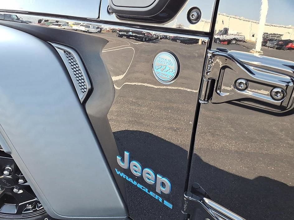 Used 2023 Jeep Wrangler Unlimited w/ Cold Weather Group image 11
