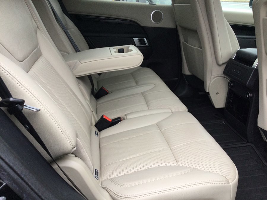Used 2018 Land Rover Discovery SE image 16