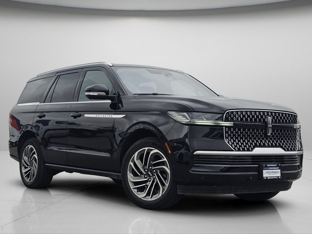 Used 2025 Lincoln Navigator Reserve image 2