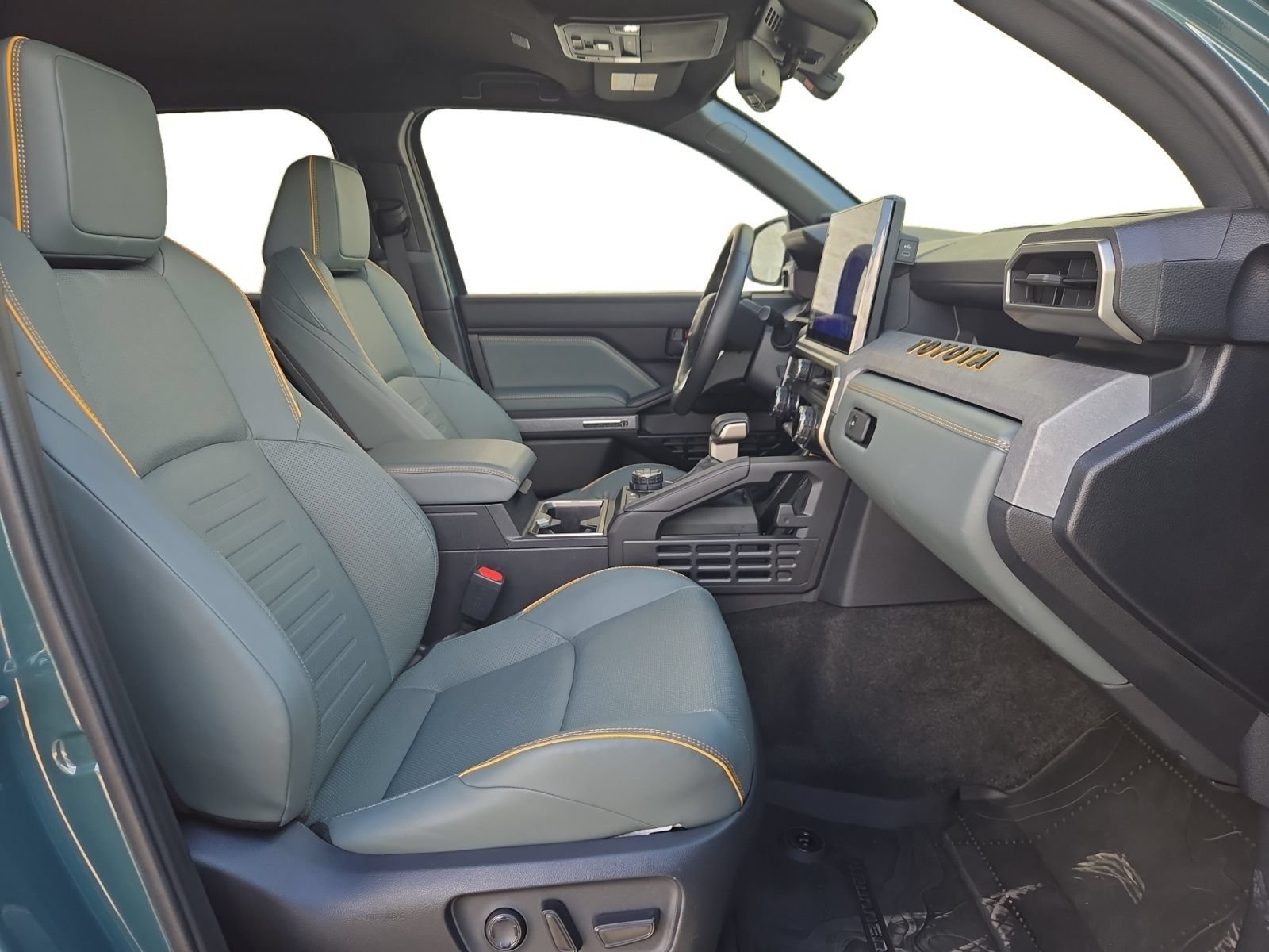 Used 2025 Toyota 4Runner Trailhunter AWD/4WD image 23