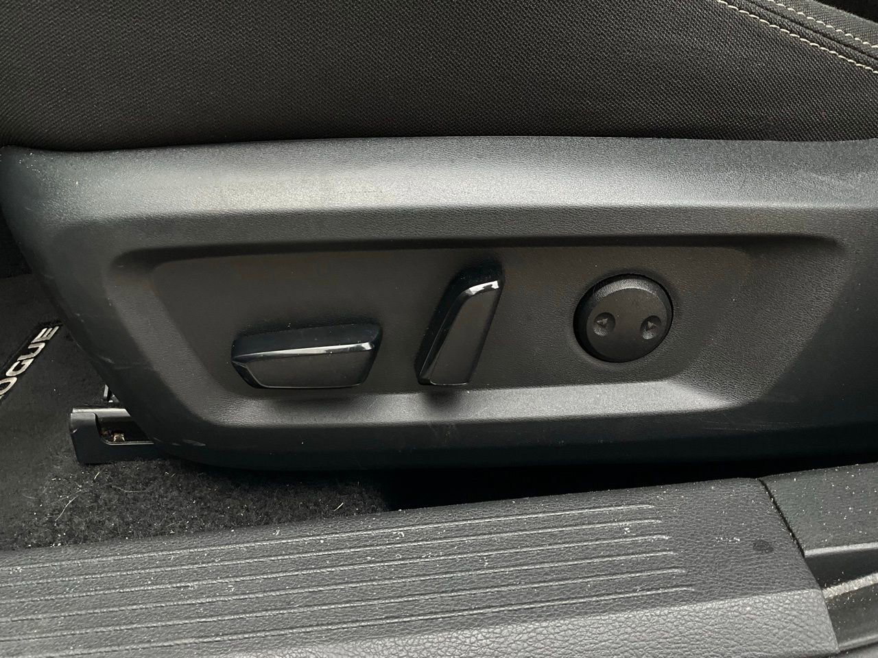 Used 2025 Nissan Rogue SV image 11