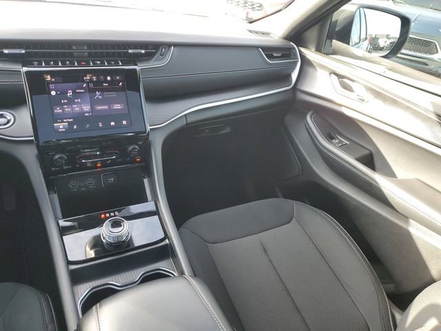 Used 2025 Jeep Grand Cherokee Laredo X image 15