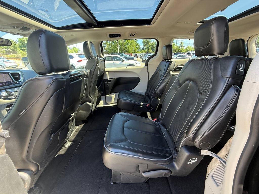 Used 2018 Chrysler Pacifica Limited w/ Tire & Wheel Group FWD image 27
