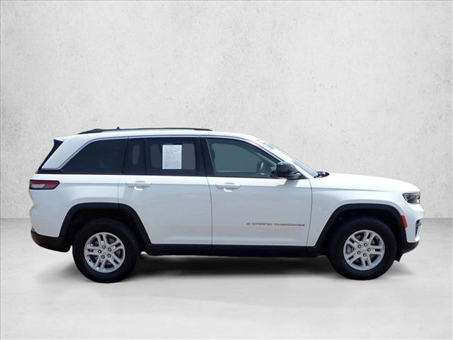 Used 2024 Jeep Grand Cherokee Laredo AWD/4WD image 5