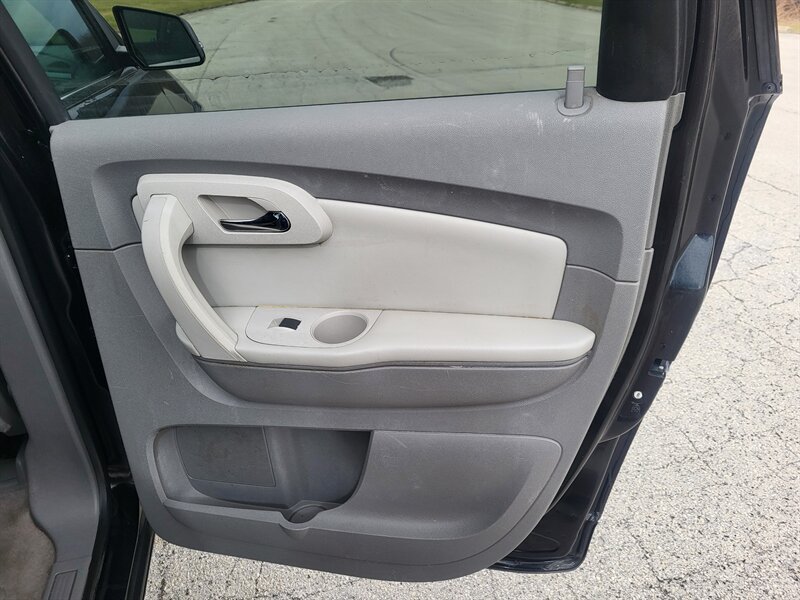 Used 2012 Chevrolet Traverse LT FWD image 25