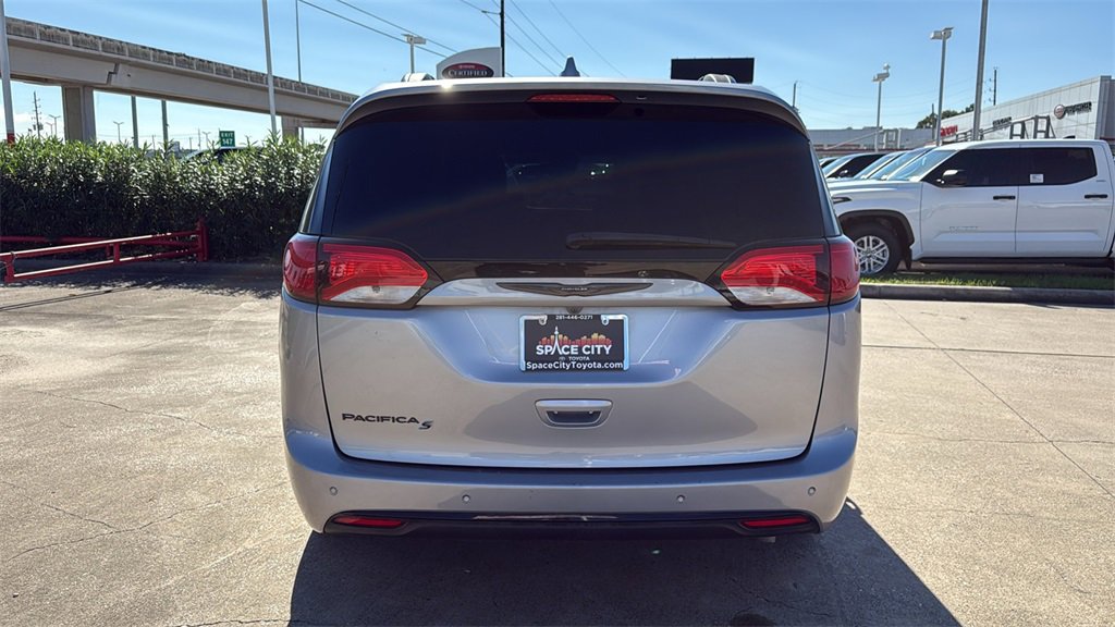 Used 2020 Chrysler Pacifica Touring-L Plus image 6