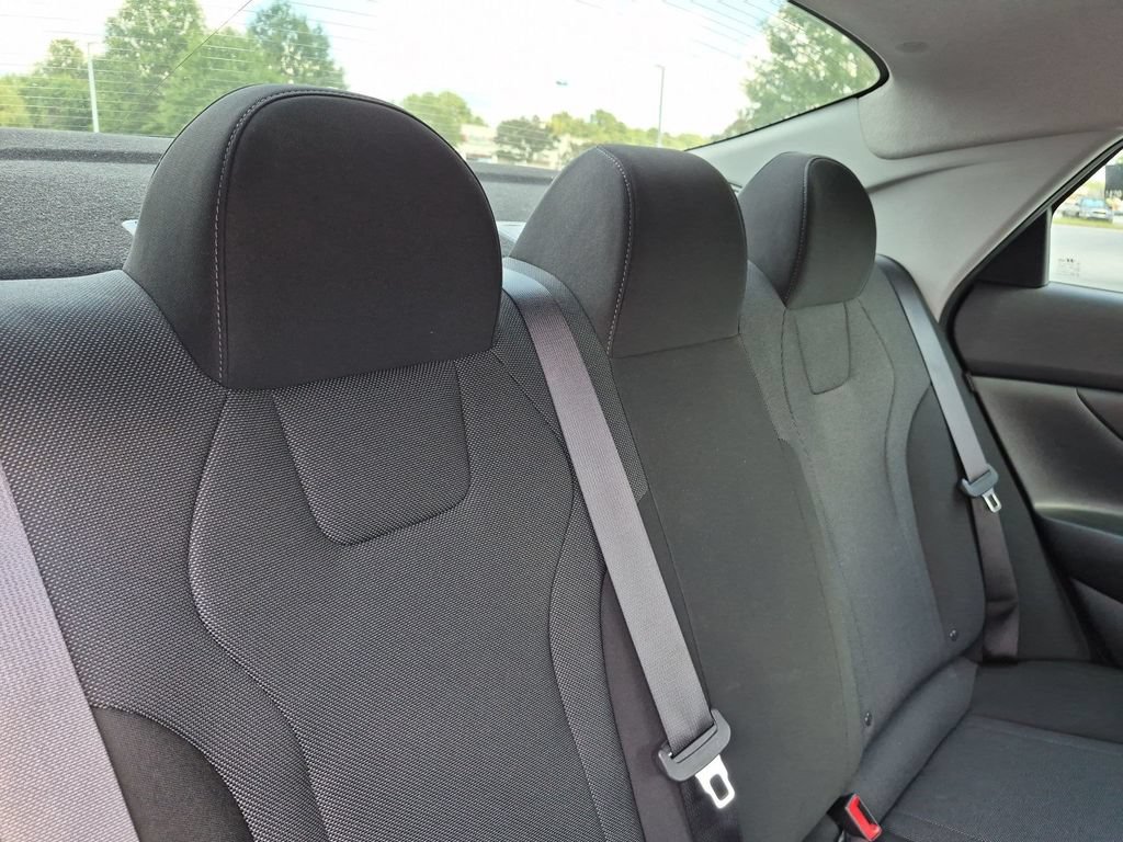 Used 2025 Hyundai Elantra SE FWD image 30