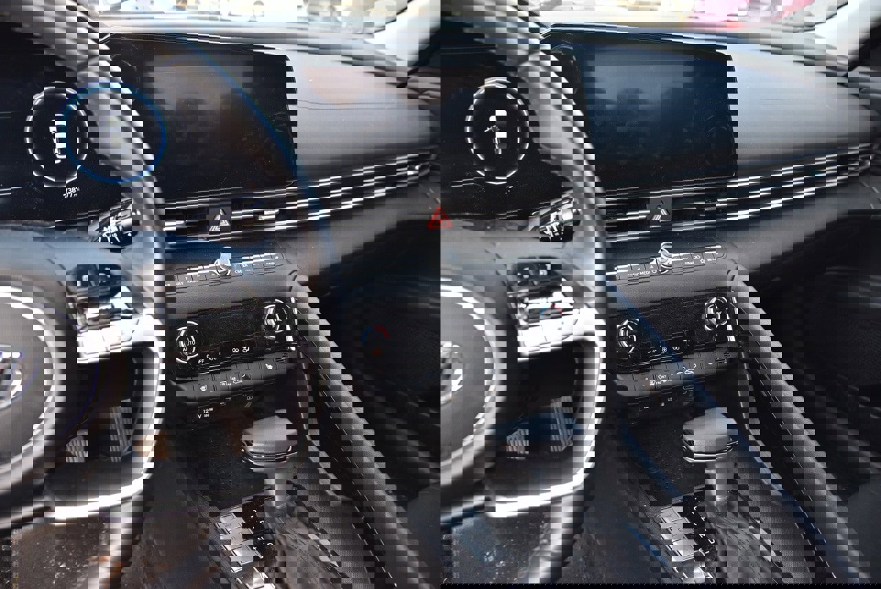 Used 2023 Hyundai Elantra SEL w/ Convenience Package image 9