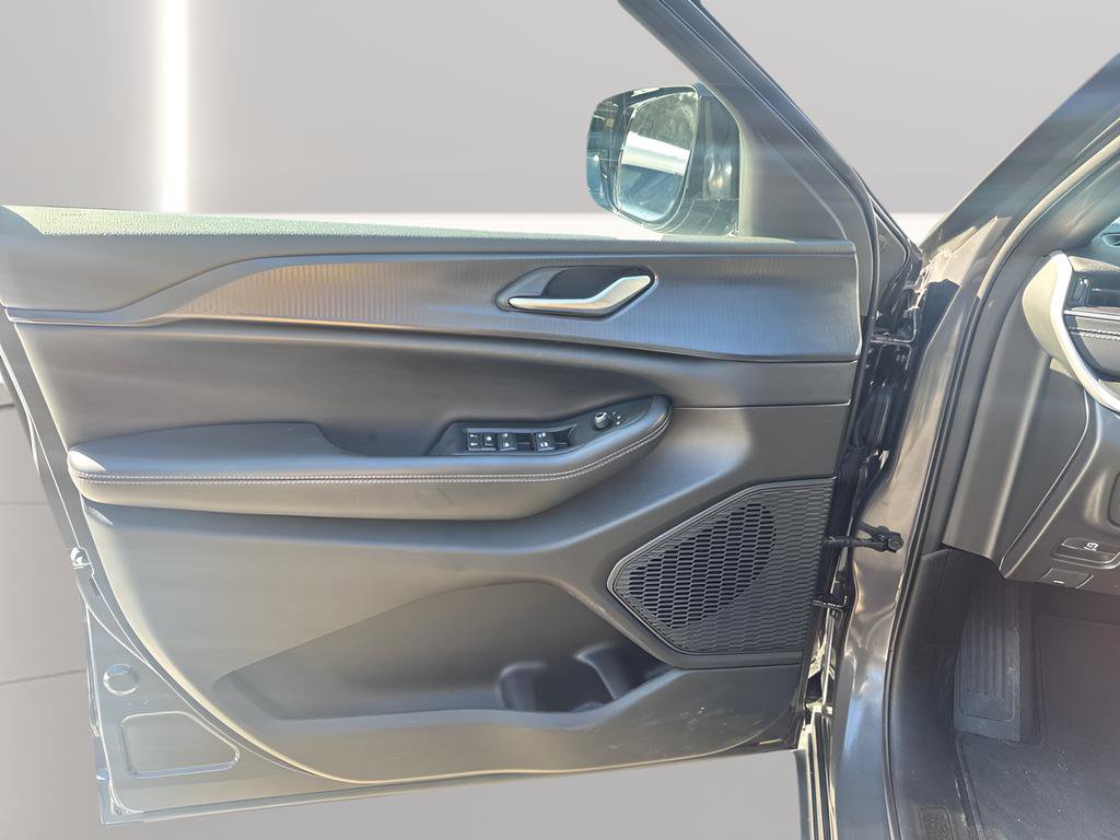 Used 2023 Jeep Grand Cherokee Altitude image 19