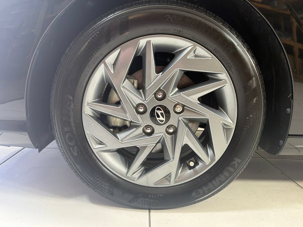 Used 2025 Hyundai Elantra Hybrid FWD image 9