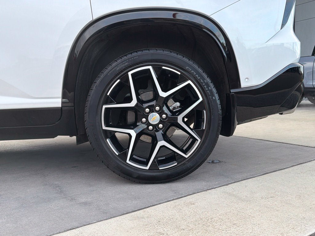 Used 2025 Chevrolet Traverse High Country AWD/4WD image 10