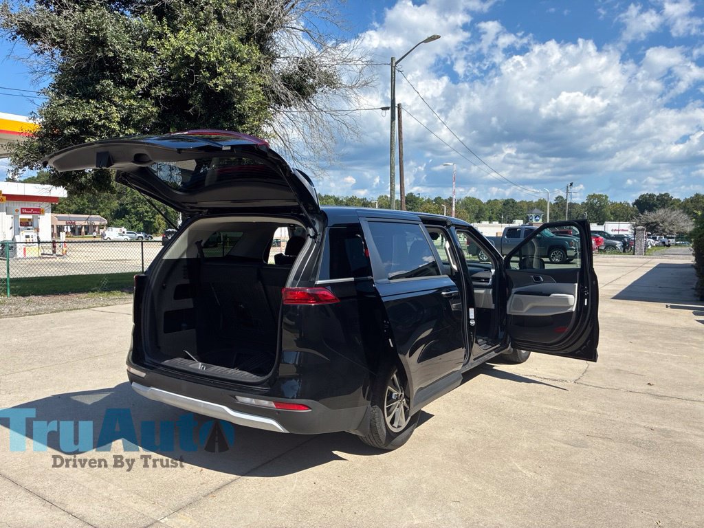 Used 2023 Kia Carnival LX FWD image 17