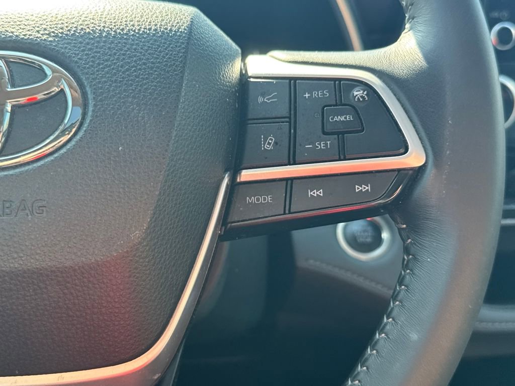 Used 2025 Toyota Highlander XLE image 23