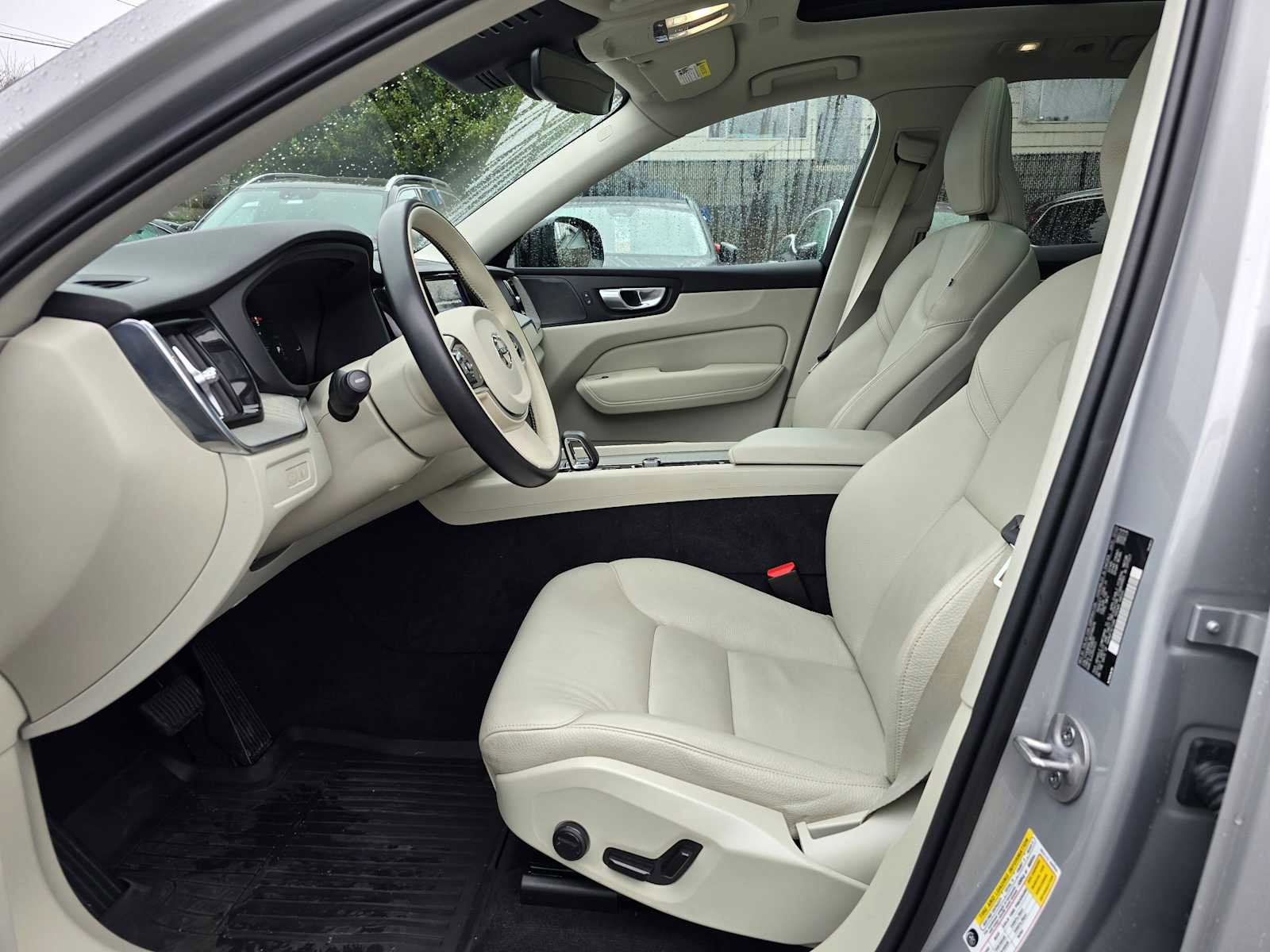 Certified 2024 Volvo XC60 T8 Plus w/ Protection Package Premier image 20