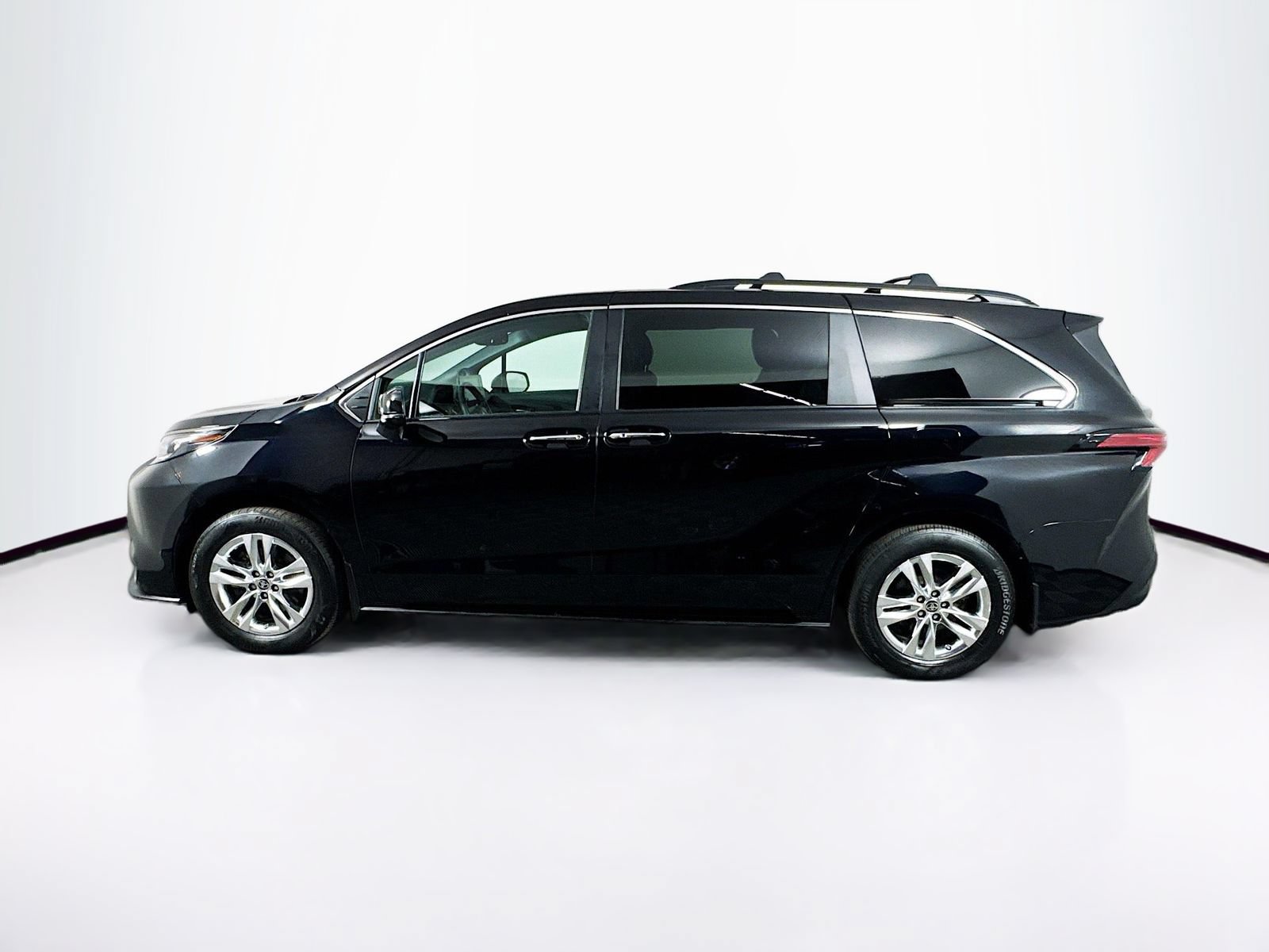Certified 2022 Toyota Sienna XLE Woodland Edition AWD/4WD image 4