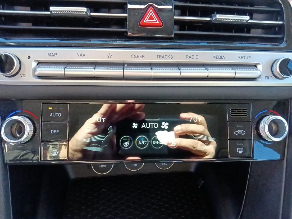 Used 2025 Genesis G70 2.5T image 24