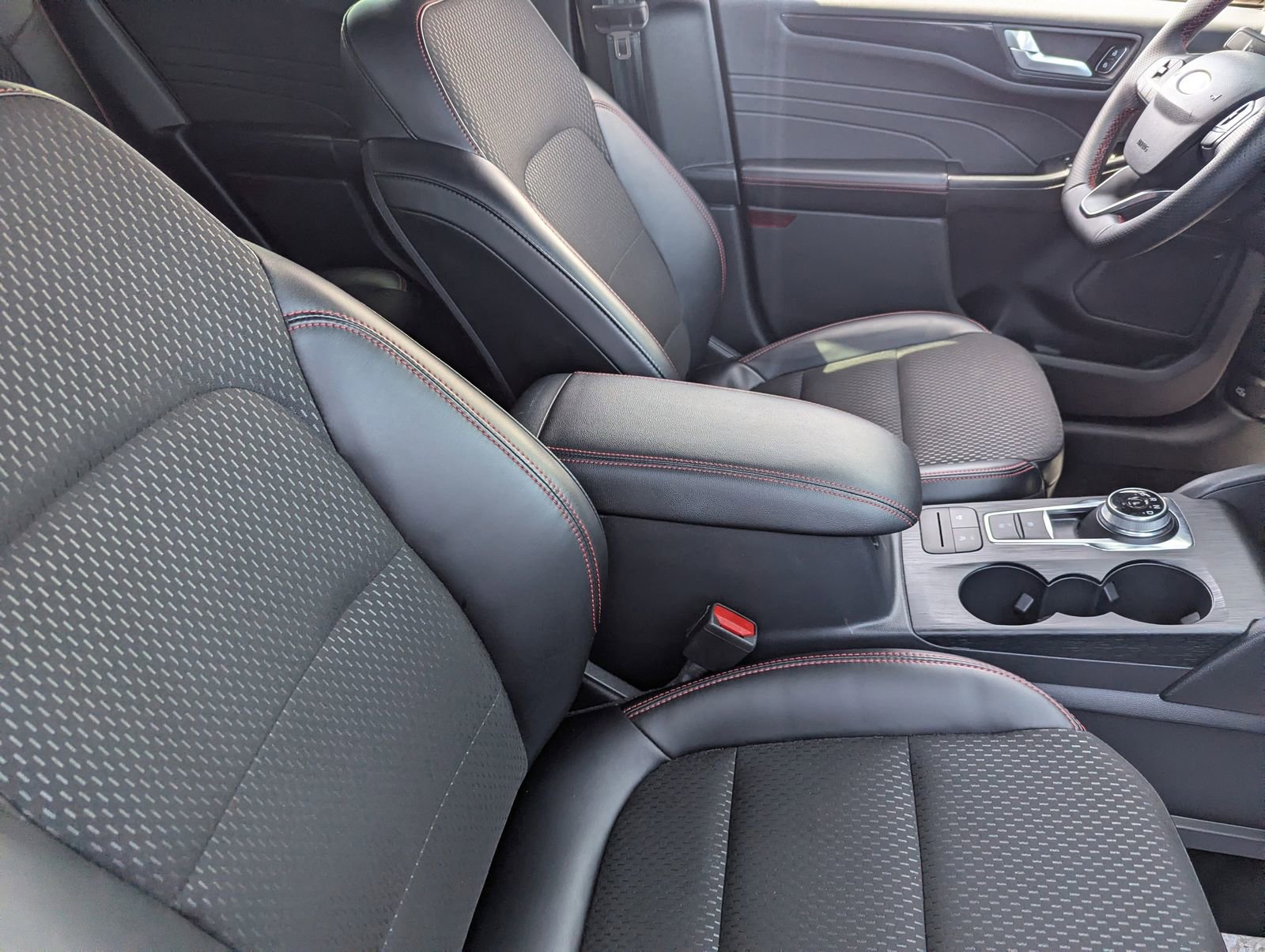 Certified 2025 Ford Escape ST-Line image 10