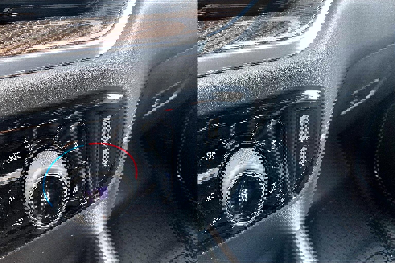 Used 2025 Chevrolet Silverado 1500 LT w/ Leather Package image 29