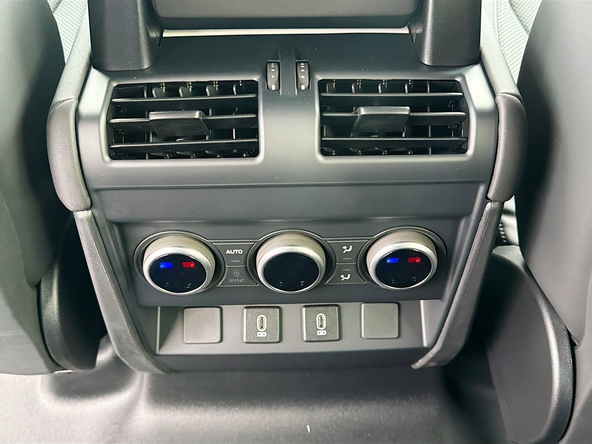 New 2026 Land Rover Defender 110 X-Dynamic SE image 18