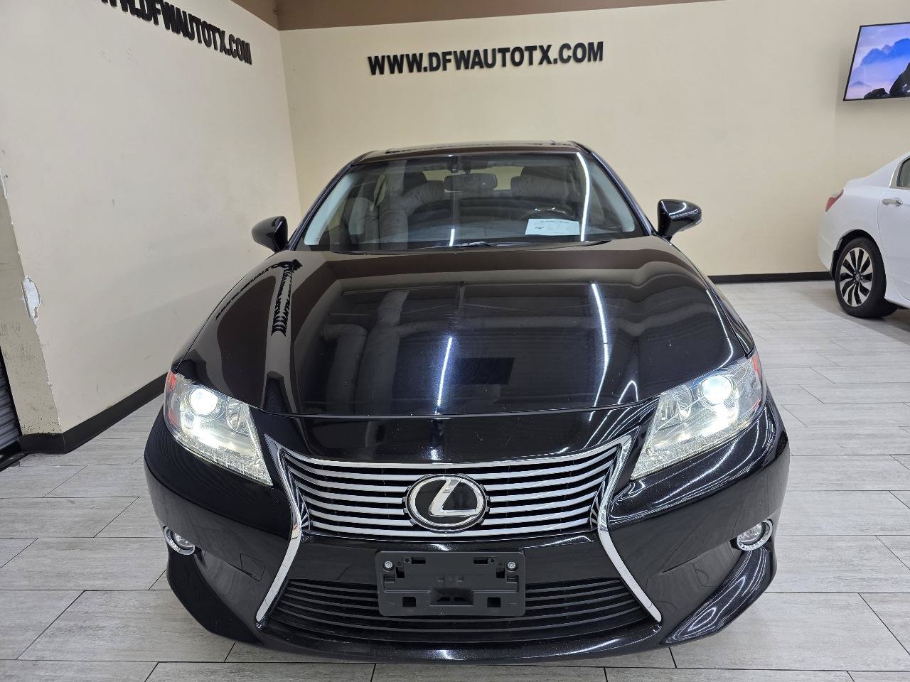 Used 2015 Lexus ES 350 w/ Luxury Package FWD image 3