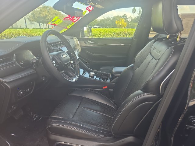 Used 2023 Jeep Grand Cherokee Overland w/ Luxury Tech Group IV AWD/4WD image 9