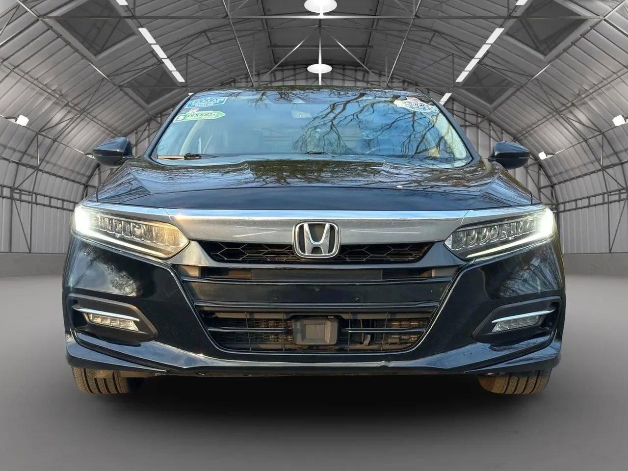 Used 2018 Honda Accord Touring image 2