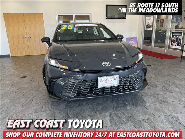 Certified 2025 Toyota Camry SE image 1