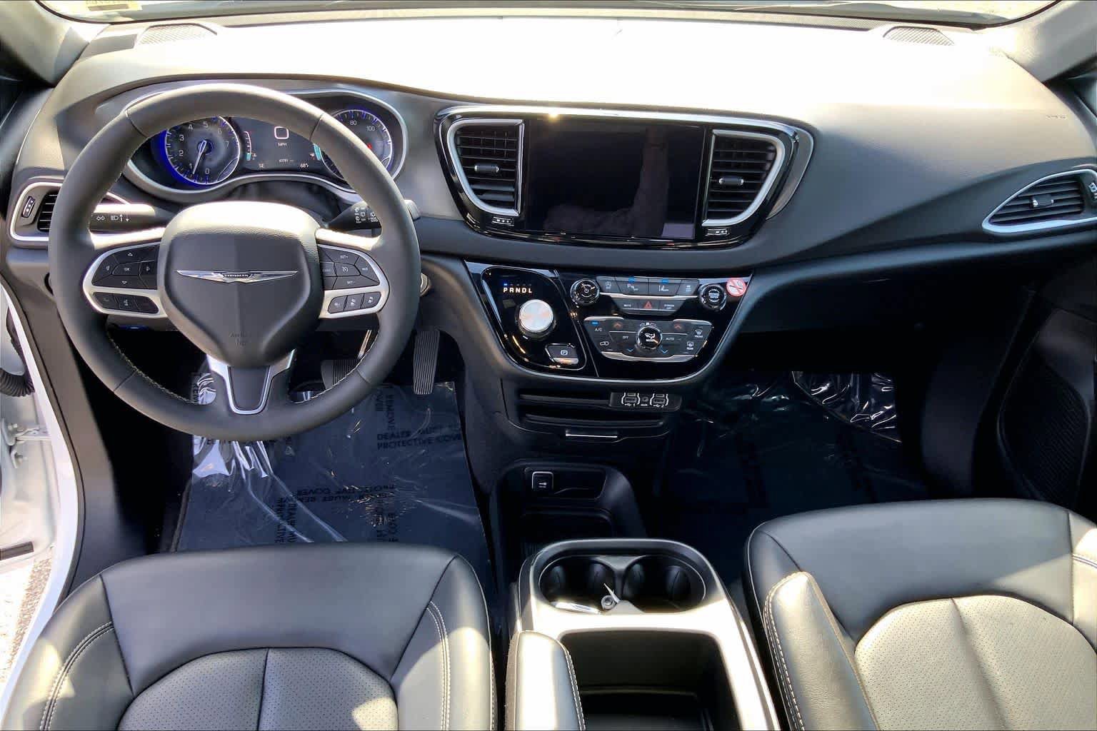 Used 2025 Chrysler Pacifica Select image 14