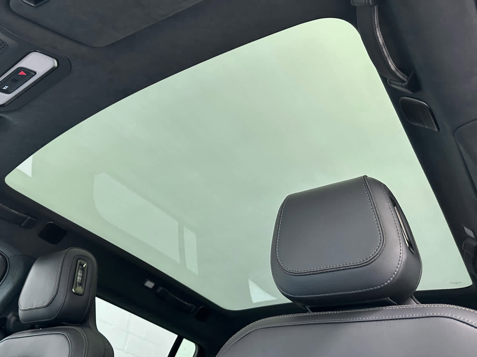 Used 2026 Rivian R1S Premium image 35