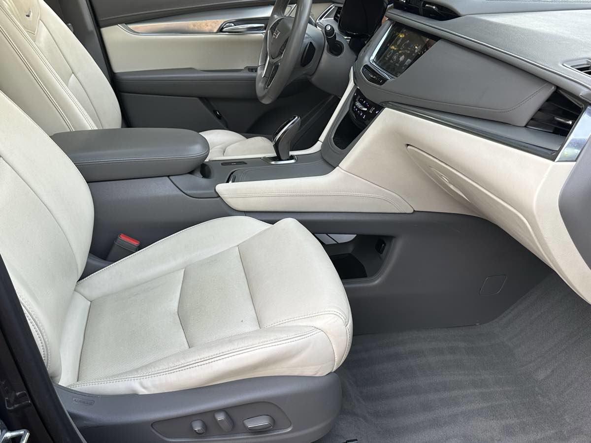 Used 2017 Cadillac XT5 Luxury w/ Driver Awareness Package image 20