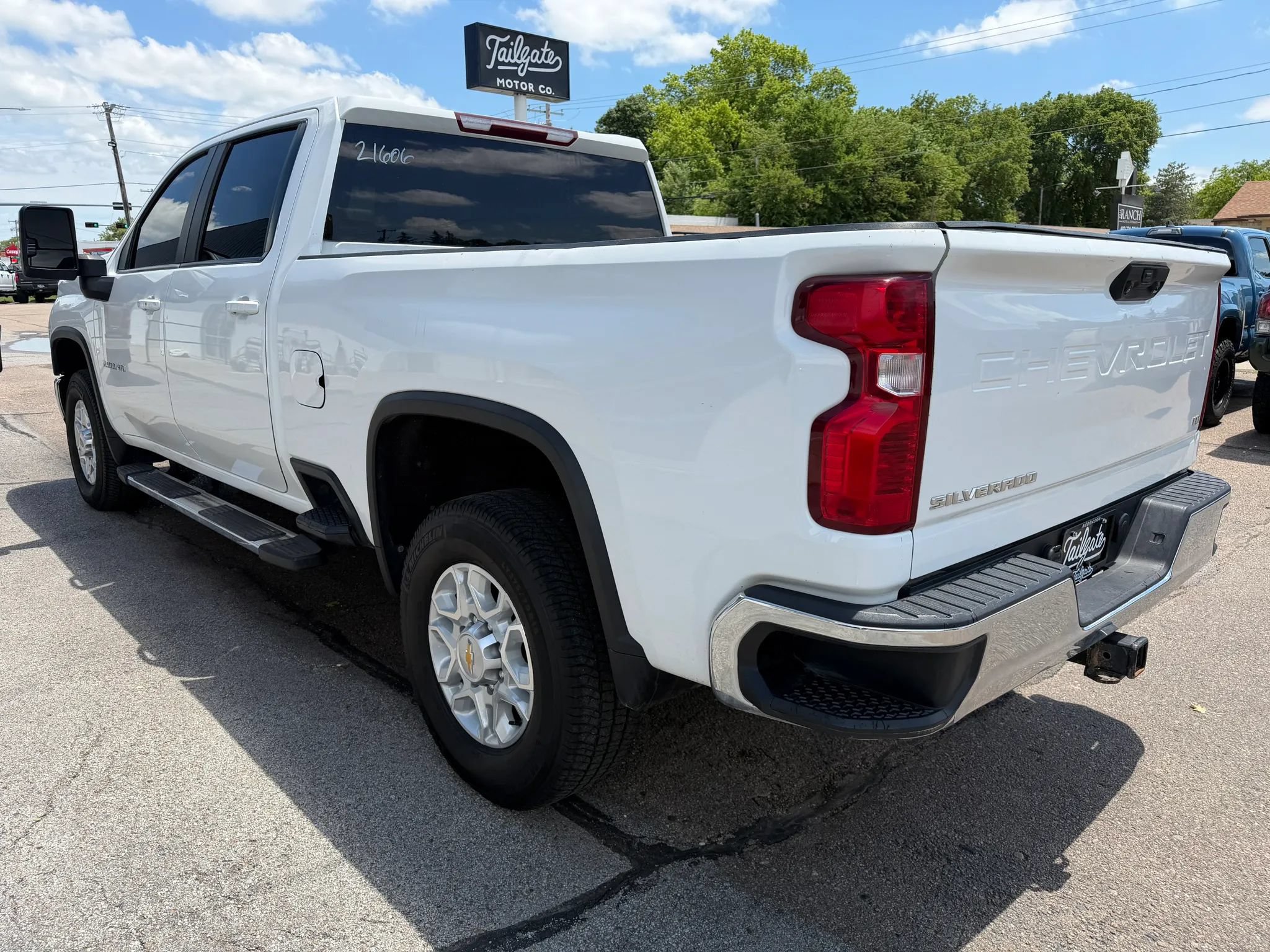 Used 2024 Chevrolet Silverado 2500 LT AWD/4WD image 5