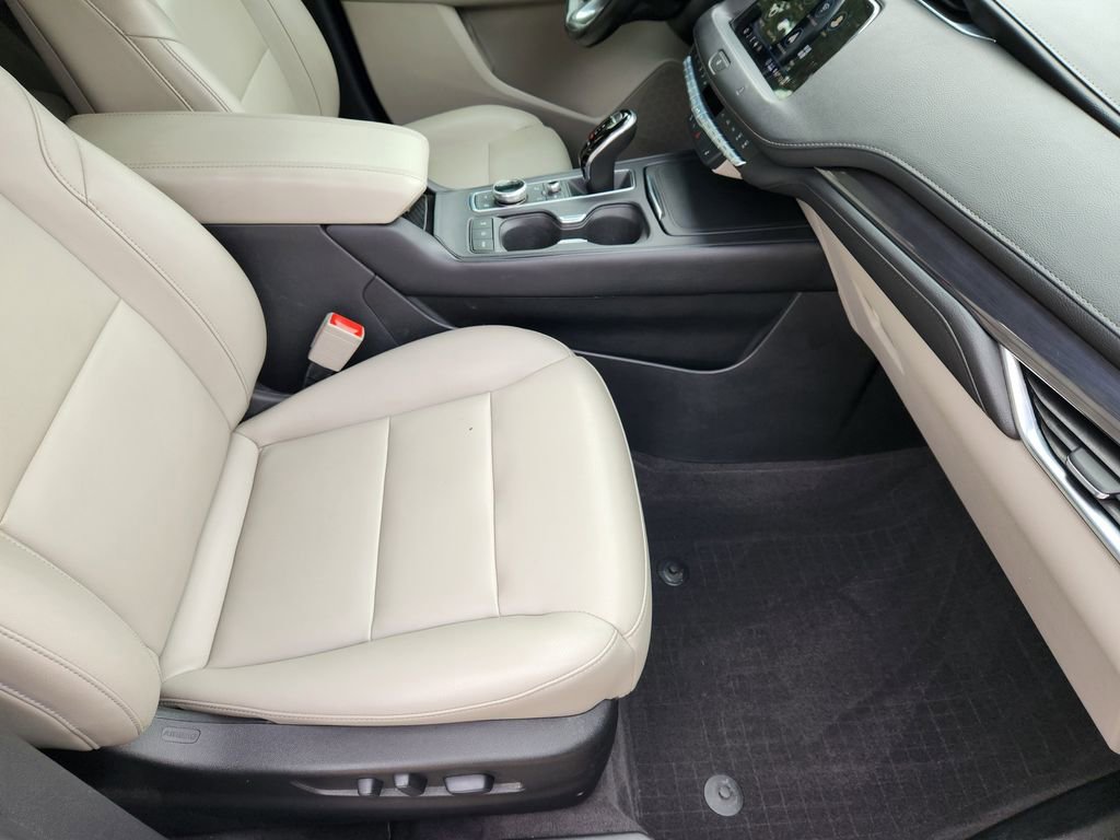 Used 2020 Cadillac XT4 Luxury w/ Cold Weather Package image 13