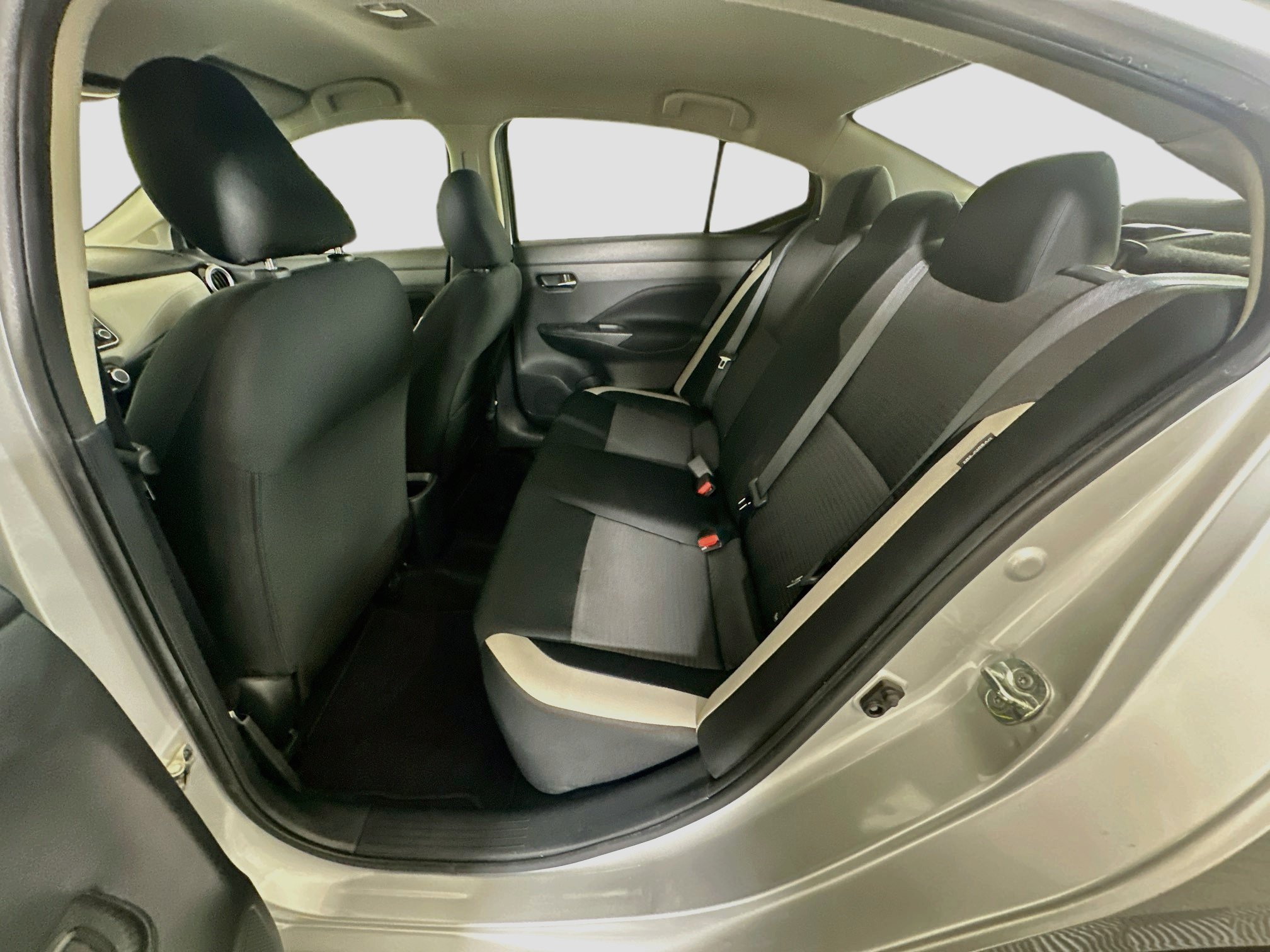 Used 2021 Nissan Versa SV FWD image 28