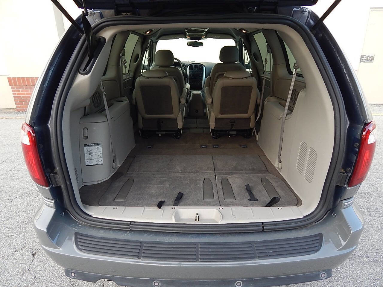 Used 2005 Chrysler Town & Country Touring w/ Luxury Group FWD image 32