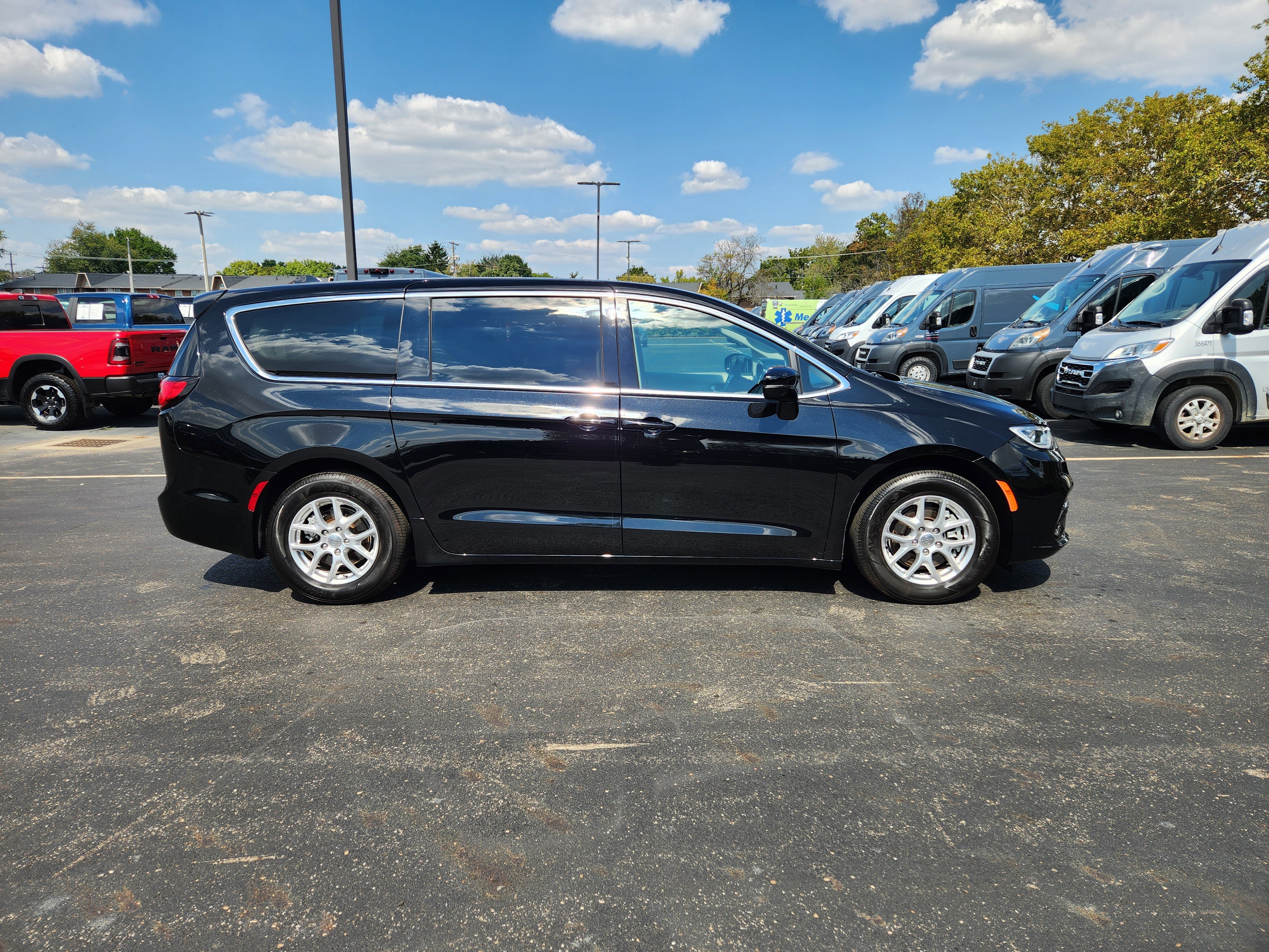 Used 2024 Chrysler Pacifica Touring-L image 9