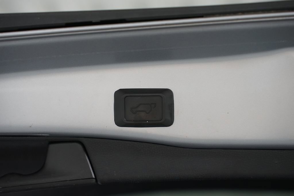 Used 2021 Toyota RAV4 XLE Premium FWD image 34