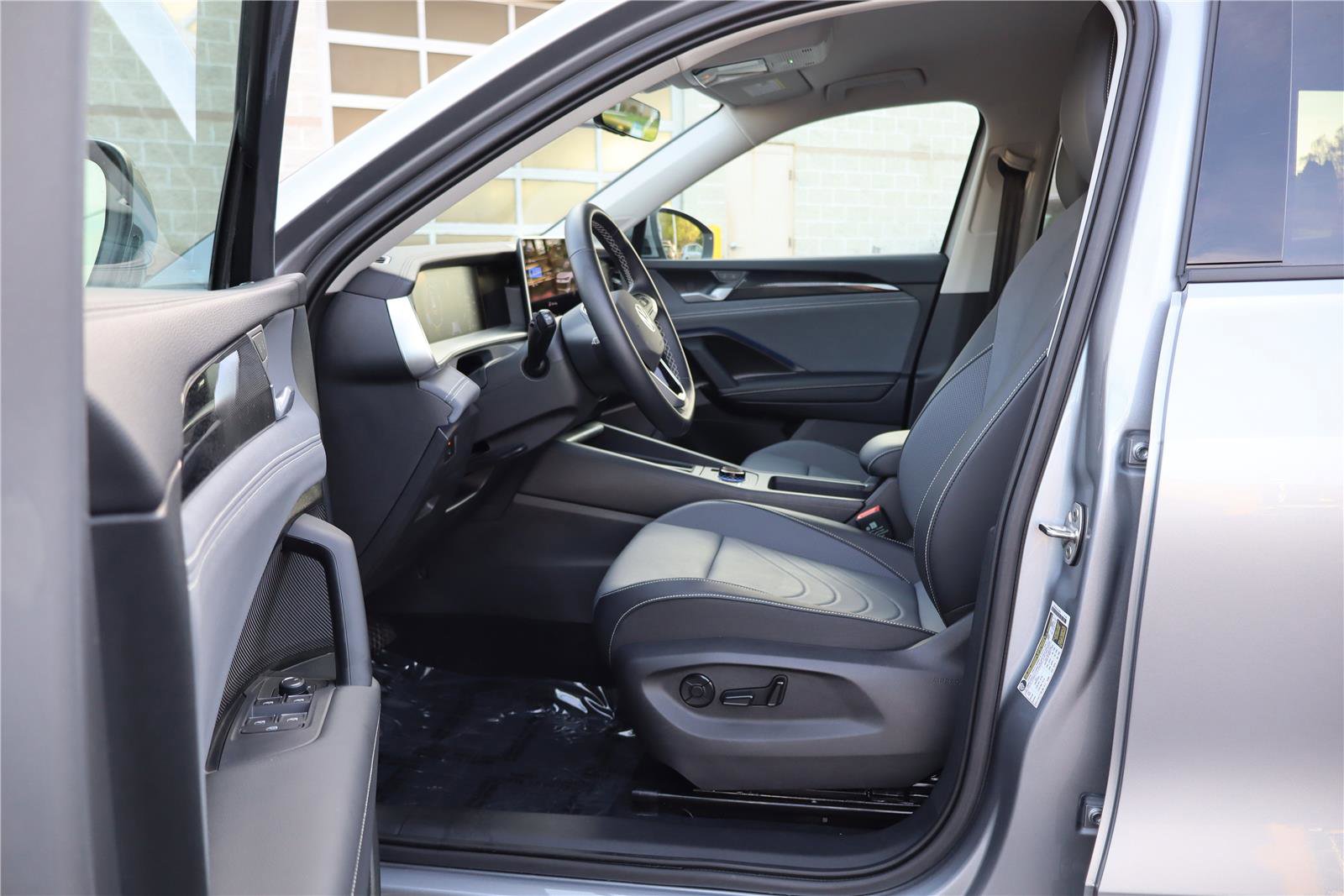 Certified 2025 Volkswagen Tiguan SE AWD/4WD image 12