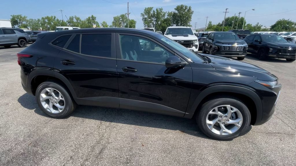New 2026 Chevrolet Trax LS w/ LS Convenience Package FWD image 3