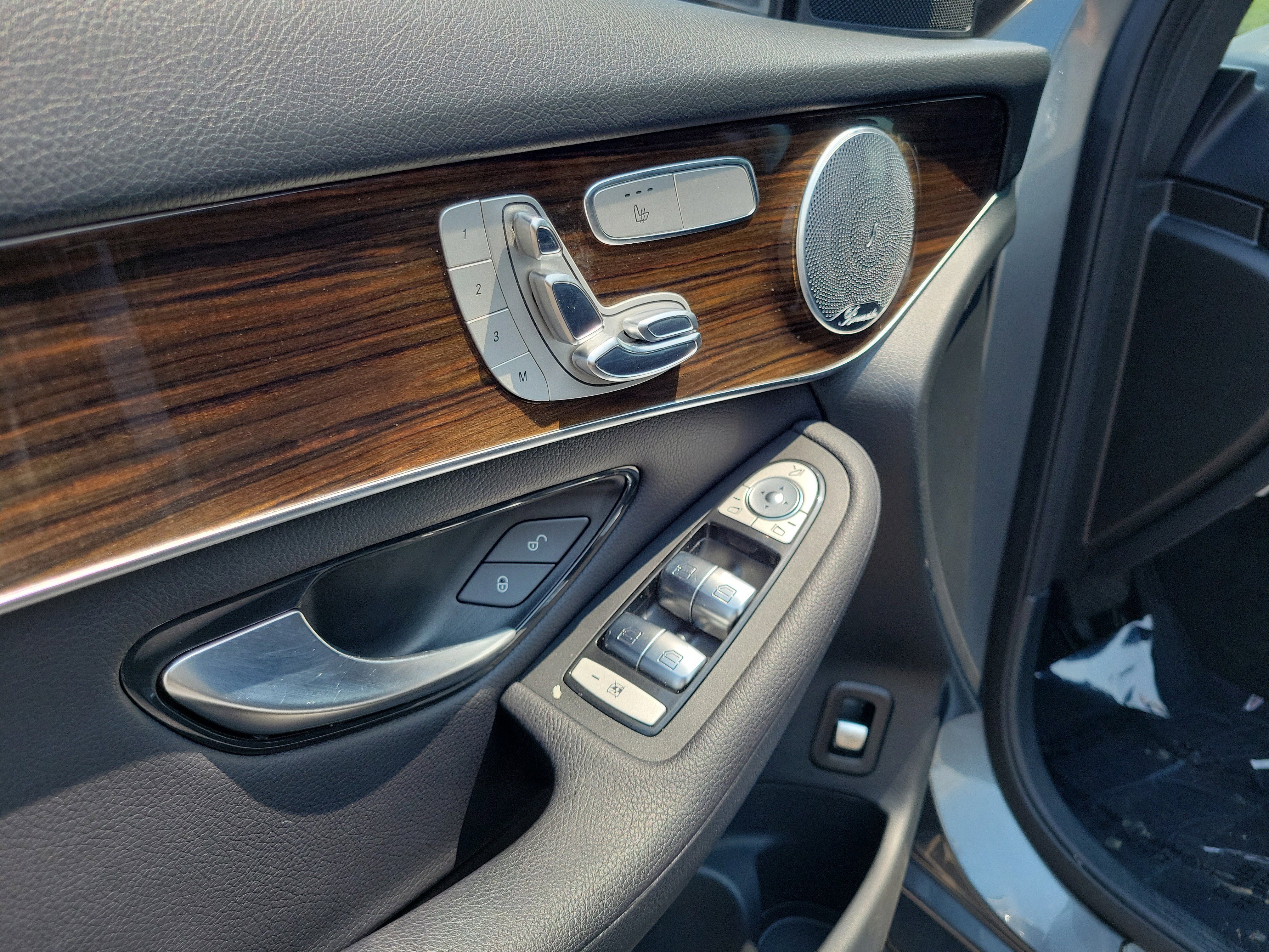 Used 2020 Mercedes-Benz GLC 300 w/ Premium Package image 18