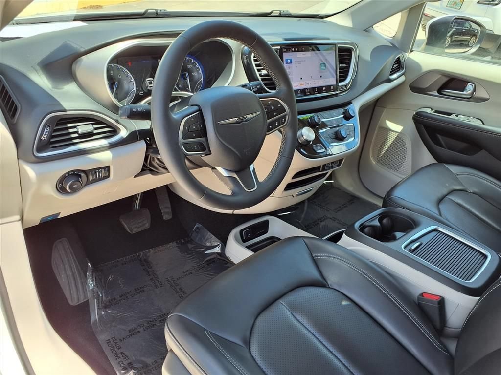 Used 2023 Chrysler Pacifica Touring-L FWD image 15
