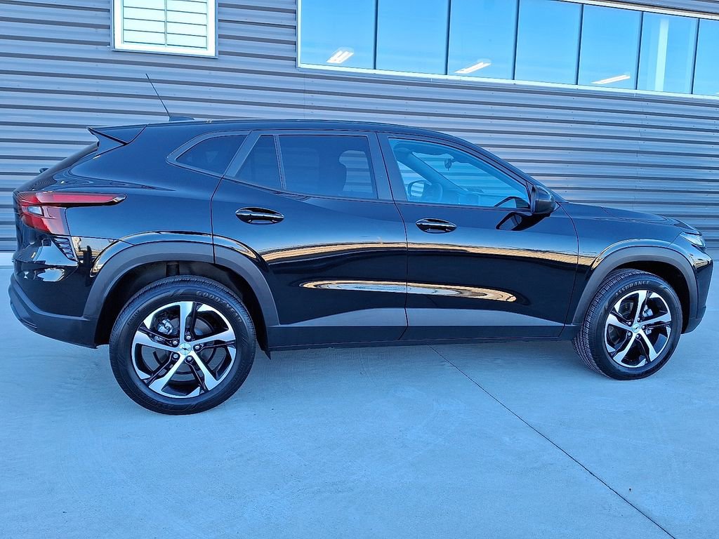 Used 2024 Chevrolet Trax RS w/ Sunroof Package FWD image 10