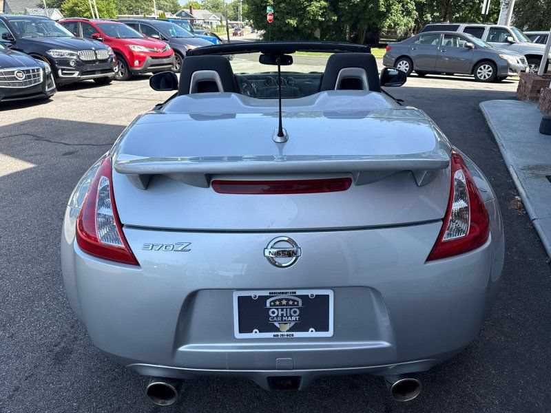 Used 2010 Nissan 370Z Touring RWD image 3