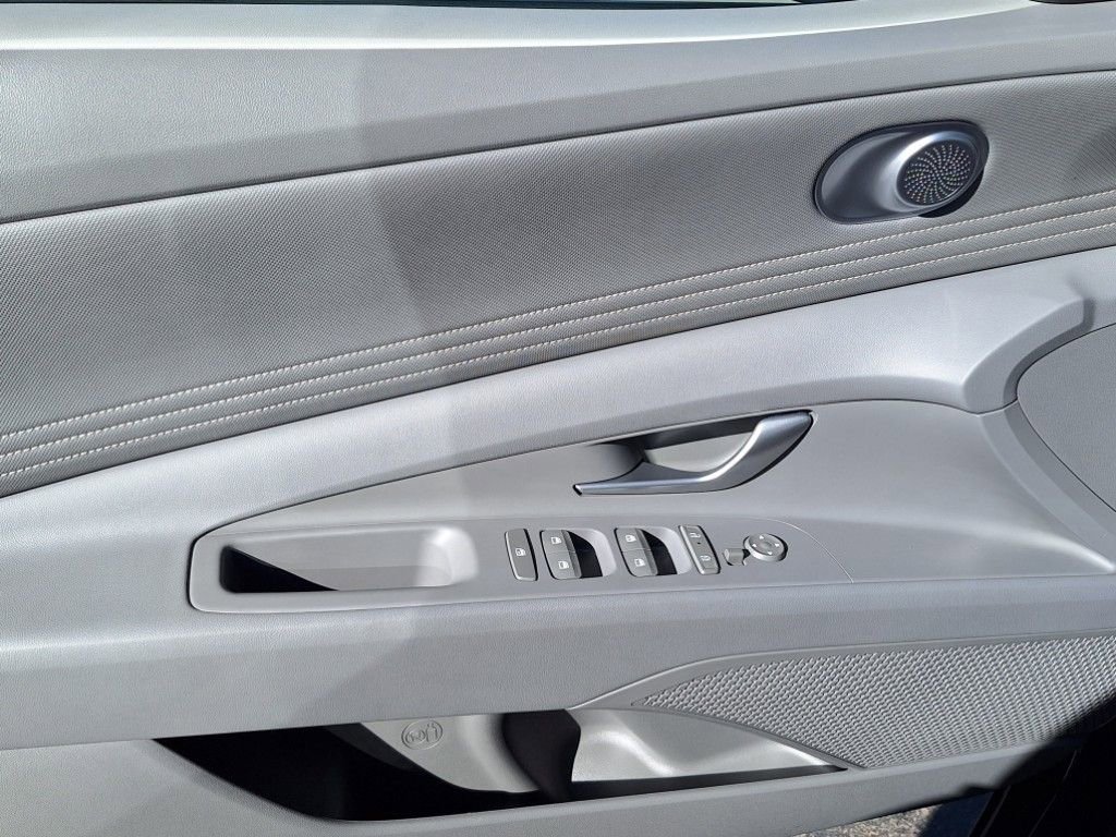 Used 2024 Hyundai Elantra SEL w/ Convenience Package image 9