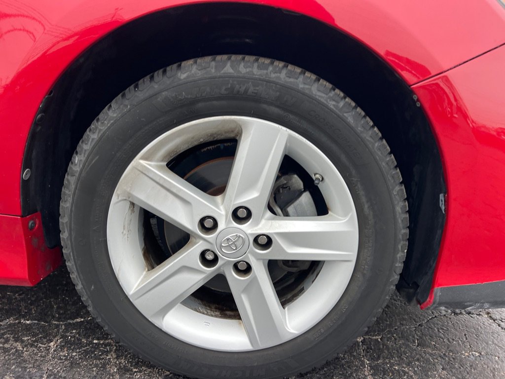 Used 2014 Toyota Camry L image 40