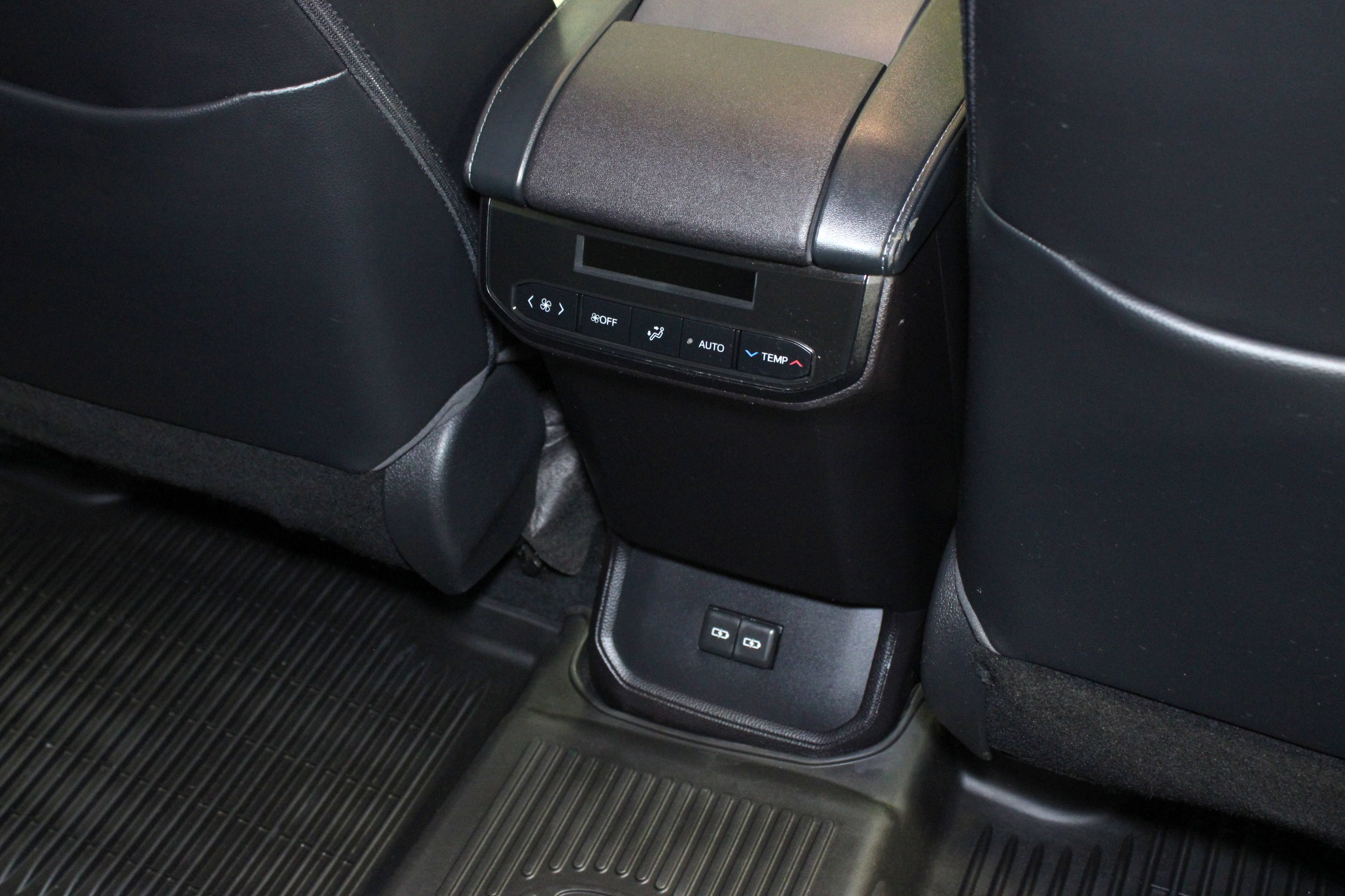 Used 2022 Toyota Highlander XLE AWD/4WD image 19