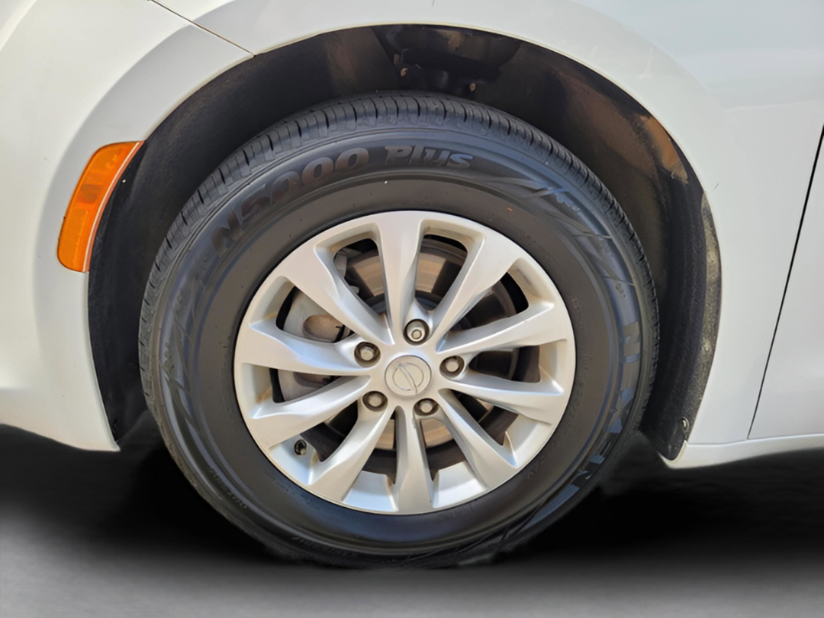 Used 2019 Chrysler Pacifica Touring Plus image 32