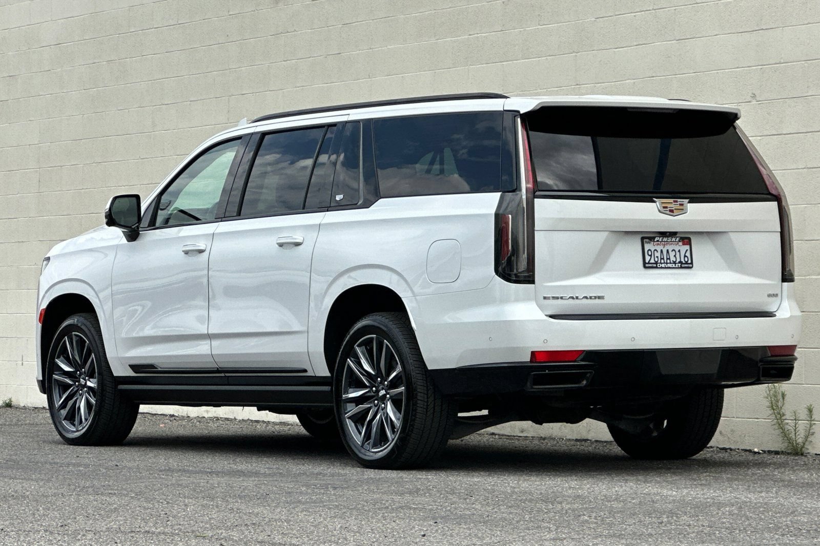 Certified 2023 Cadillac Escalade ESV Sport Platinum w/ Heavy-Duty Trailer Package AWD/4WD image 6