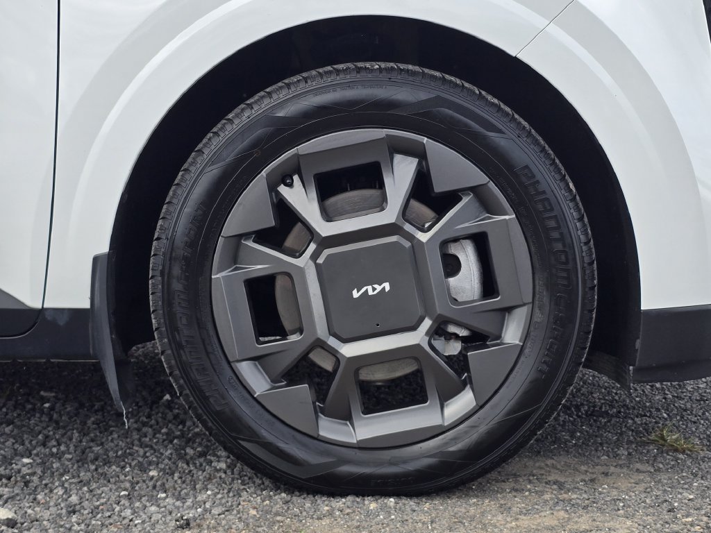 Certified 2025 Kia Carnival EX FWD image 11