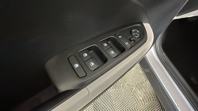 Used 2023 Hyundai Venue SEL FWD image 10